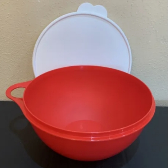 Tupperware Thatsa Mixing Bowl Medium Holidays Red & White Color 19 Cup capacity! - Picture 4 of 11